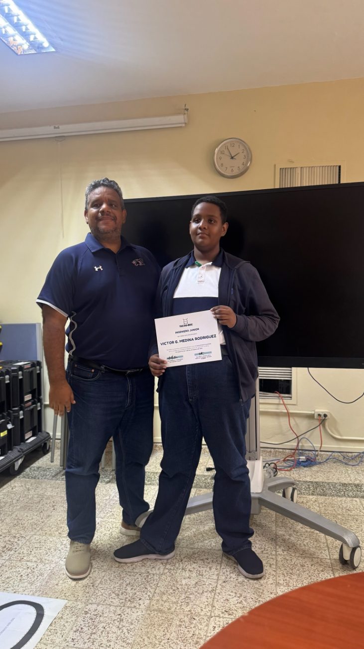 Un padre junto a su hijo el día de la entrega de certificados