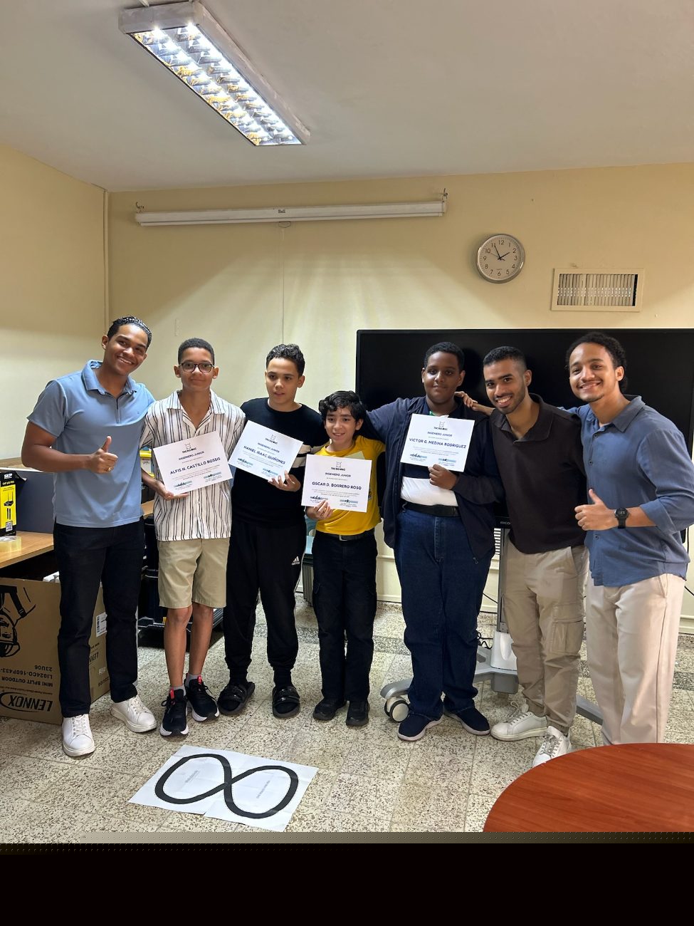 Grupo completo de estudiantes graduados con sus instructores