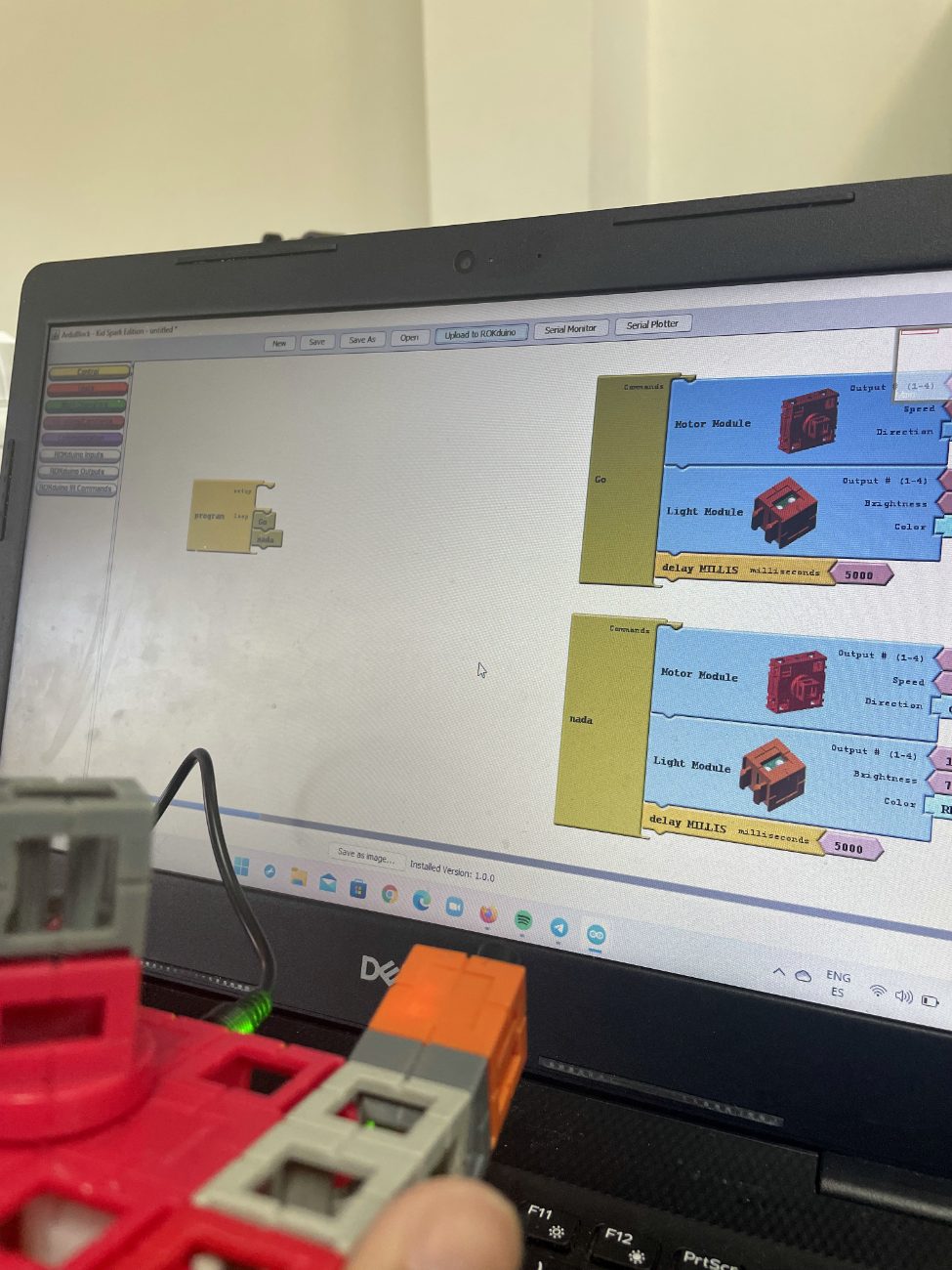 Pantalla con bloques de ArduBlock junto a módulos KidSpark