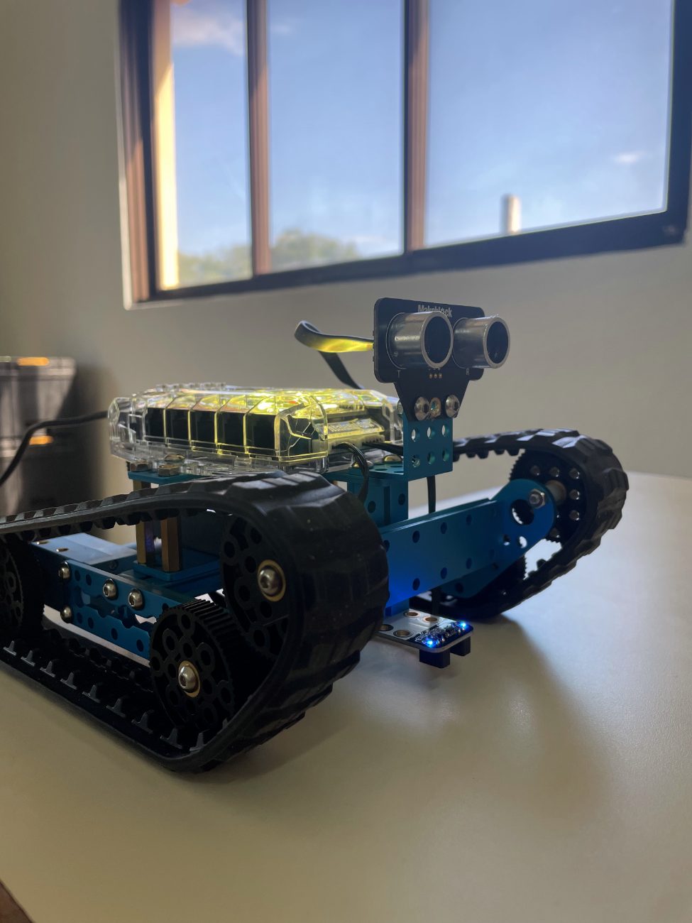 Robot de orugas mBot Ranger terminado sobre una mesa