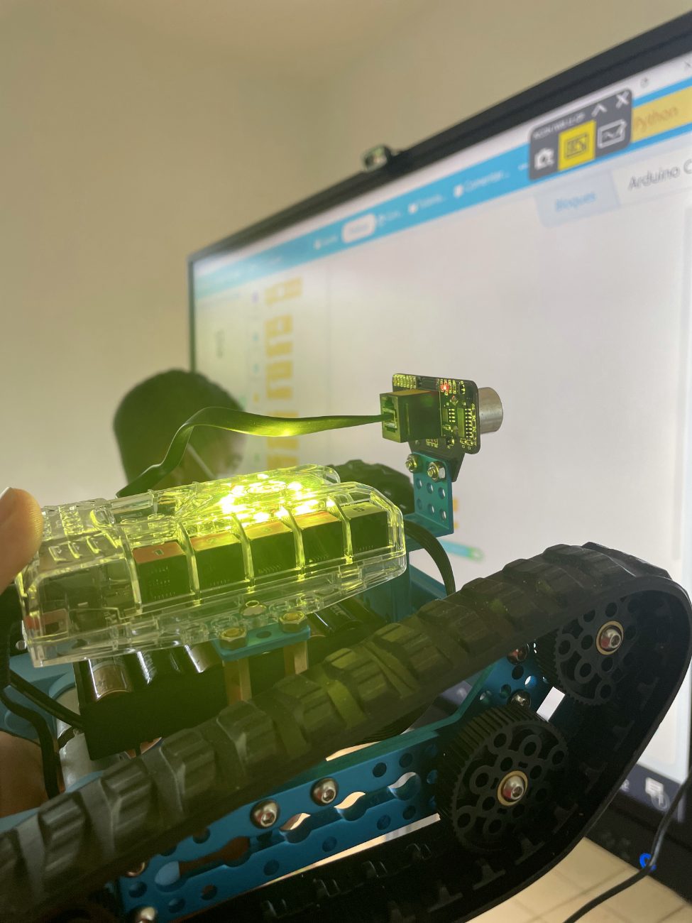 Robot con sensor ultrasónico y luces LED encendidas
