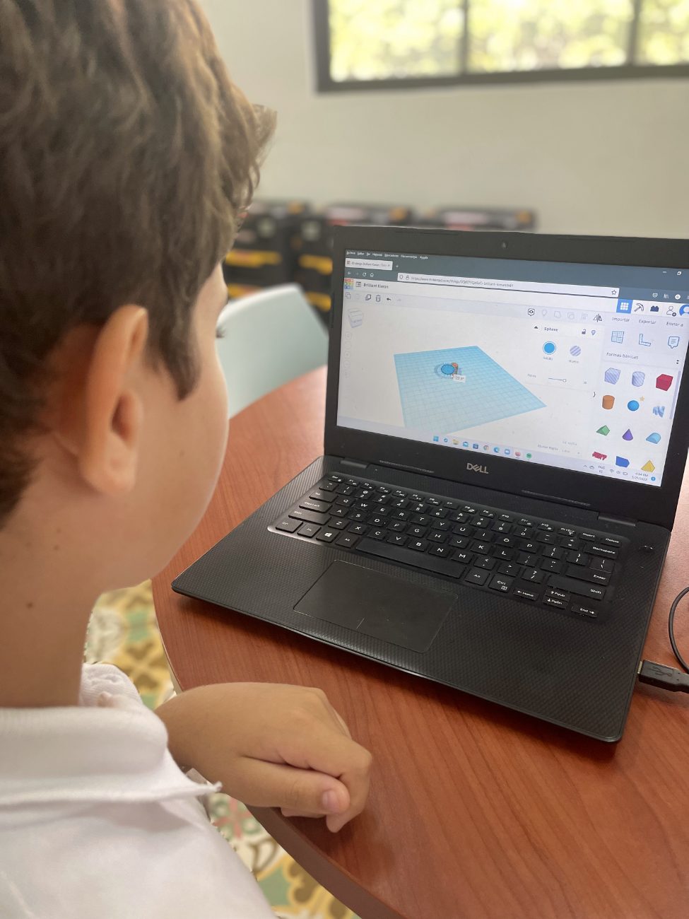 Estudiante modelando una pieza en 3D en Tinkercad